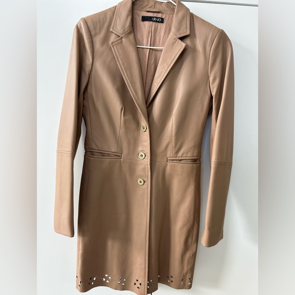 Cotton lining, combined leather/cotton sleeves. Beautiful perforation.